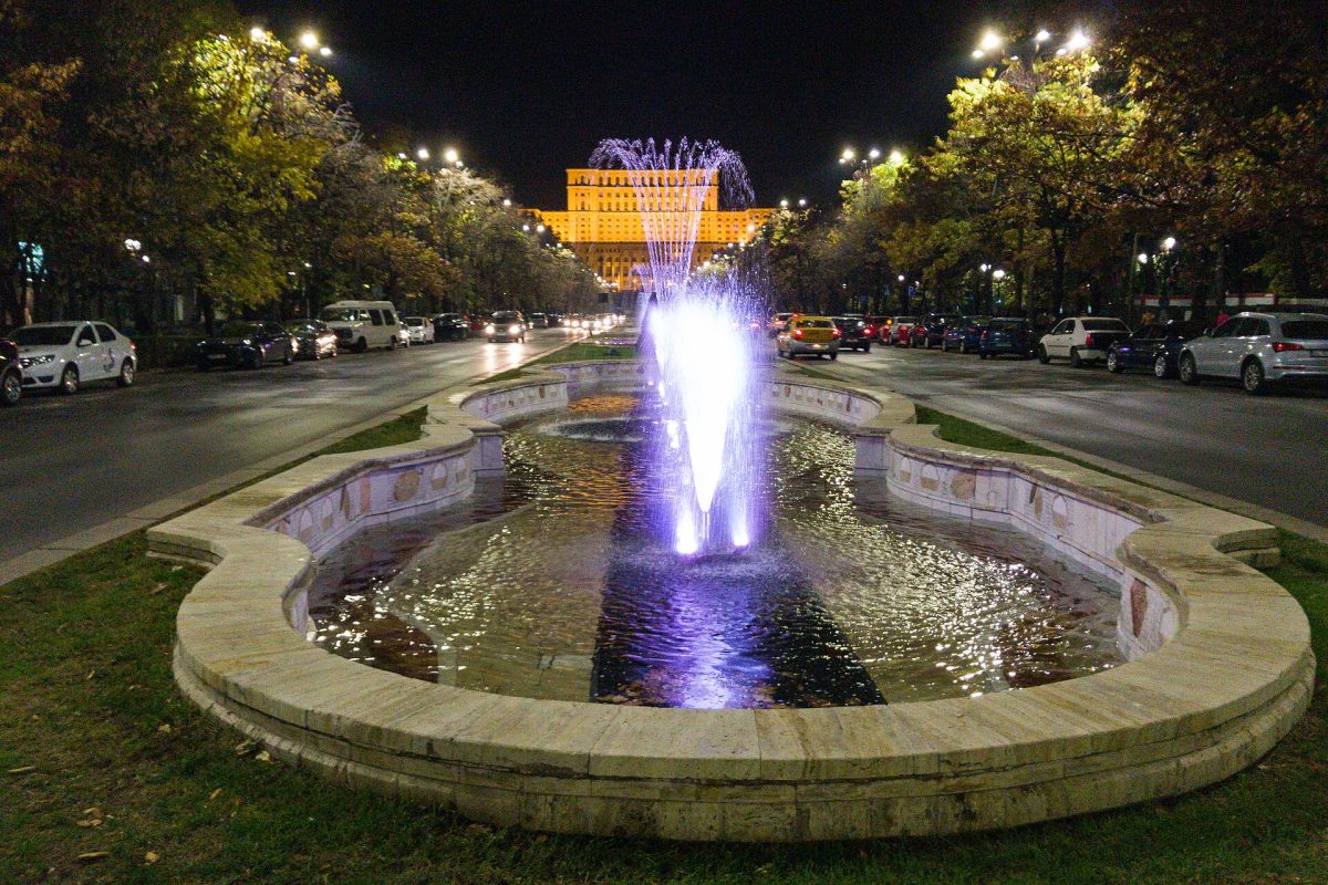 Palatul Parlamentului din București, sediul Camerei Deputaților, văzut de deasupra fântânilor din fața clădirii