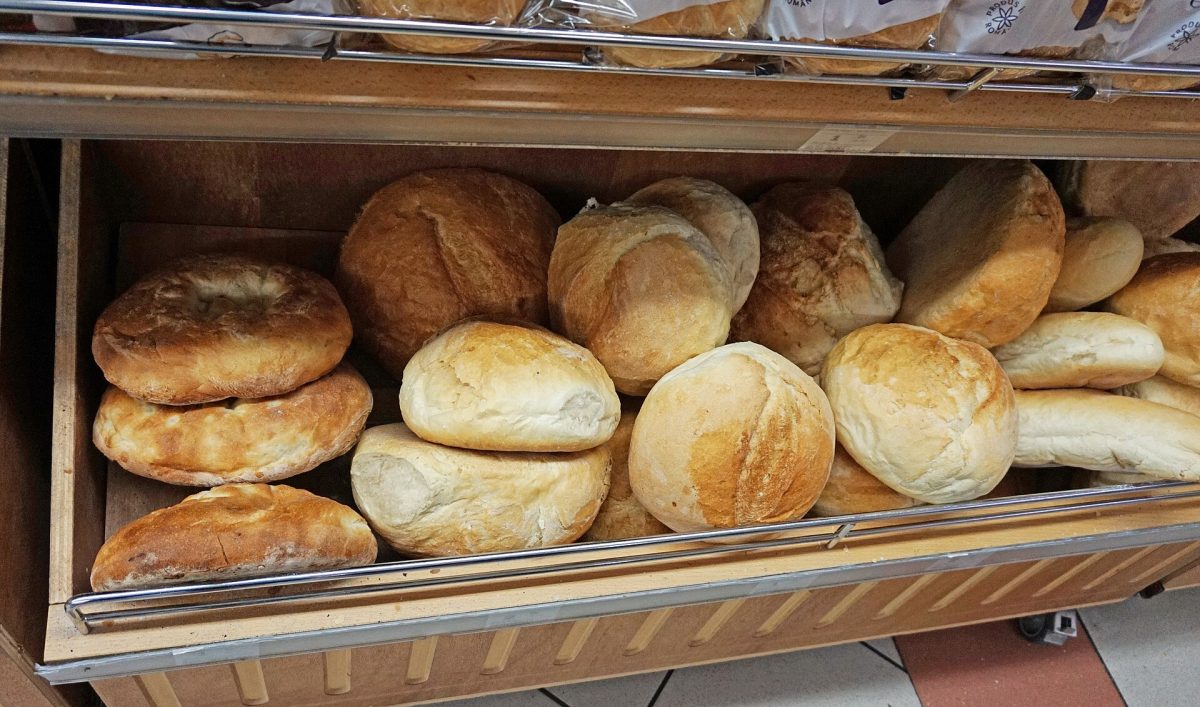 Raft cu pâine într-un supermarket din Râmnicu Vâlcea