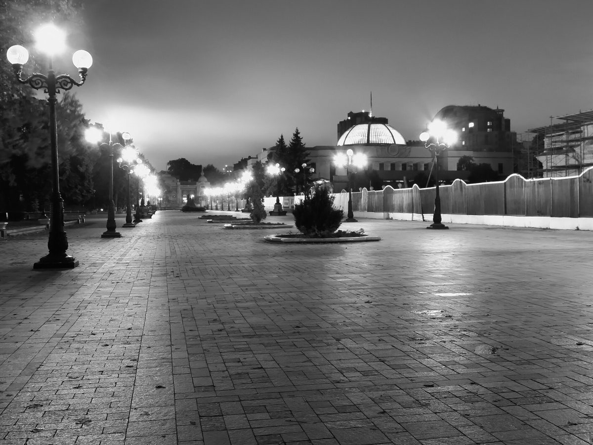 Clădirea Radei Supreme, Parlamentul Ucrainei, din Kiev, fotografiată noaptea